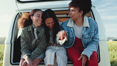 sonrisa, amigos y mujeres en la furgoneta señalando al aire libre