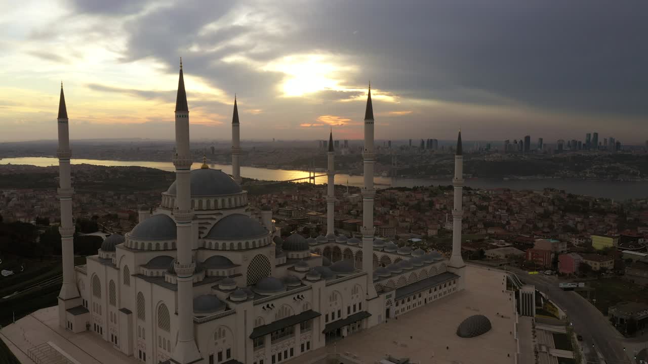 воздушный вид мечети камлица в стамбуле в рамадан