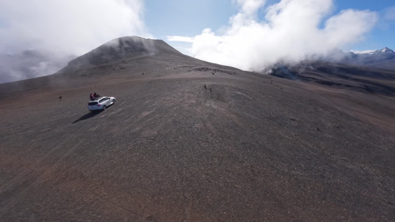 imagen de aventura de un dron fpv persiguiendo un nissan pathfinder con dos personas en el techo en las montañas andinas bolivianas cerca de la ciudad de la paz, bolivia, américa del sur