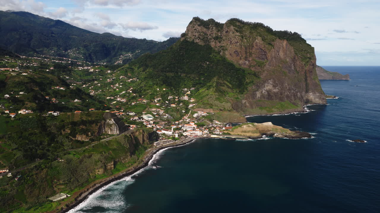 Veduta Aerea Panoramica di un Villaggio Costiero sull'Isola di Madeira