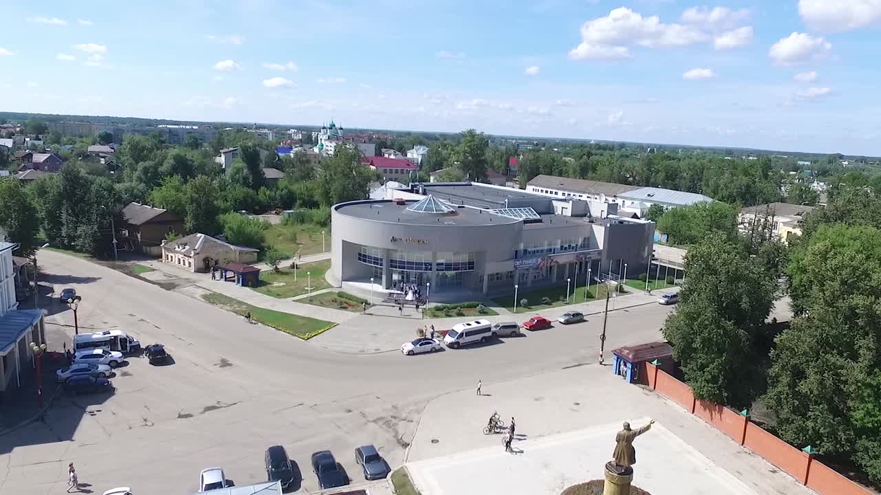 vista aérea de una plaza de la ciudad con un edificio moderno