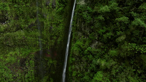 Hoher-Wasserfall-In-Der-Levada-Caldao-Verde-Auf-Madeira,-Portugal---Drohnenaufnahme-Aus-Der-Luft