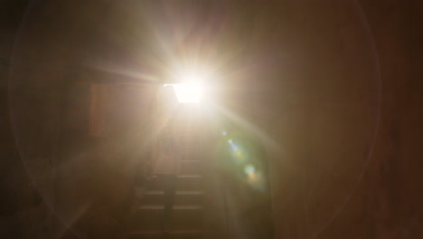 la luz del sol fluye a través de la antigua escalera
