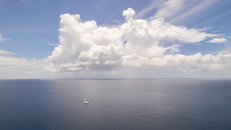 lapso de tiempo de una pequeña nube de lluvia sobre el océano durante un día soleado