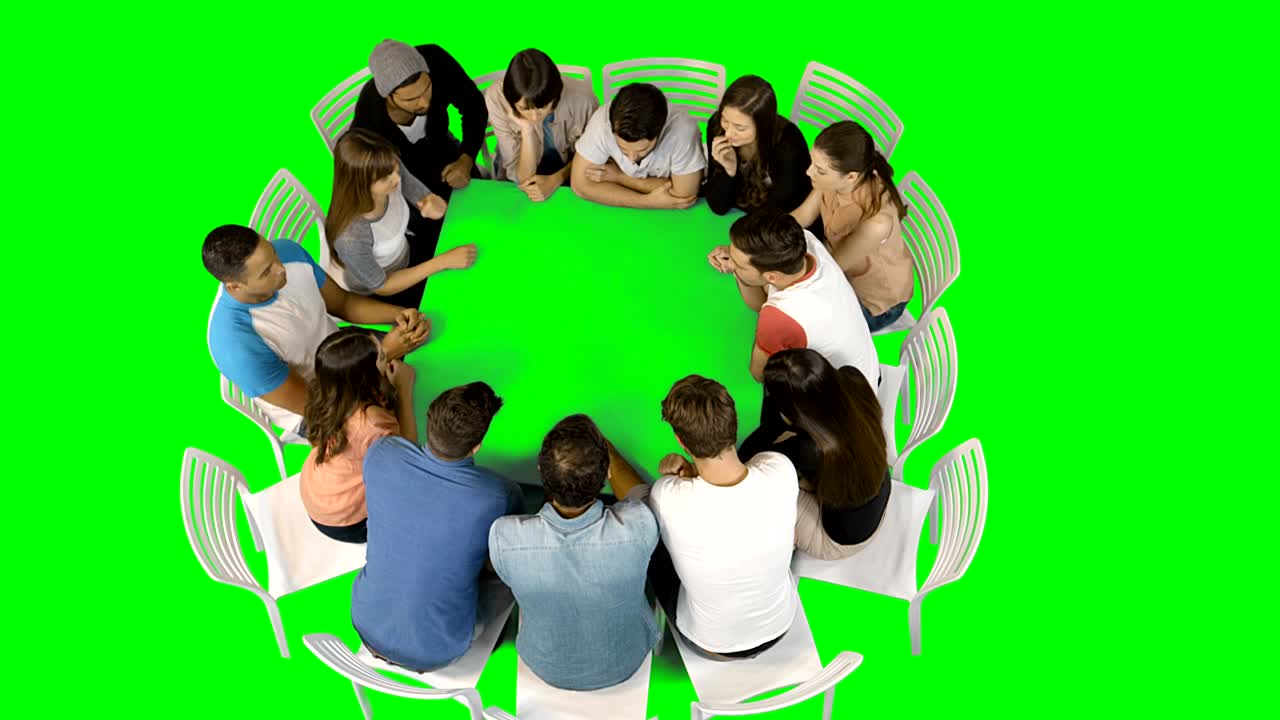 기업 경영자 들 의 그룹 이 회의 에서 논의 하고 있다