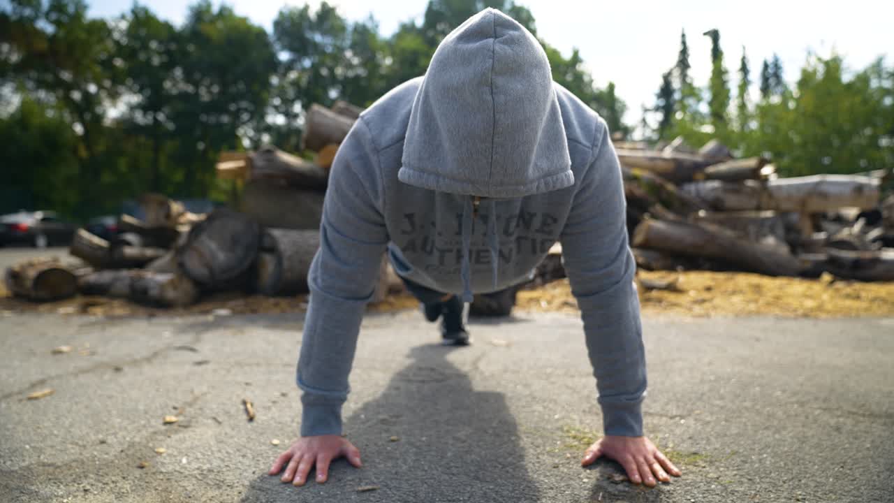 밖에서 푸시업 운동을 하는 남자