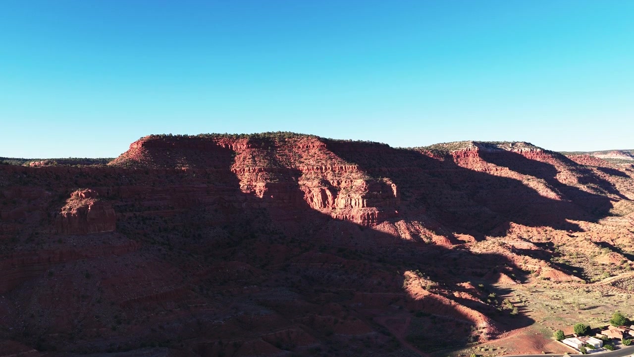 Ripresa aerea cinematografica di maestose scogliere di arenaria rossa e paesaggio desertico in Arizona al tramonto. Ideale per documentari di viaggio e progetti di conservazione della natura