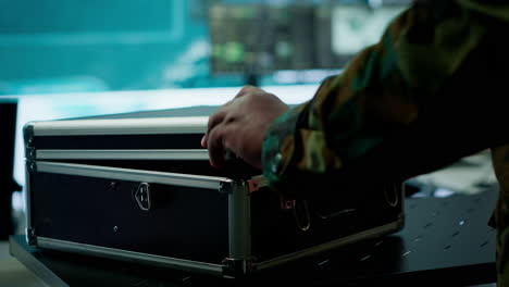 experto militar asegura la sala de monitoreo mediante la recopilación de vigilancia en tiempo real