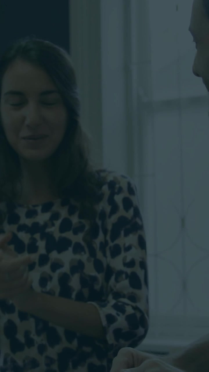 Video verticale: Uomo e donna che gesticolano in una riunione mentre delle barre verticali si sovrappongono, mostrando i risultati.