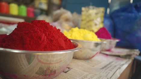 Farbpulver-Oder-Gulal-Auf-Schüssel-Oder-Behälter-Zum-Verkauf-Im-Shop,-Holi,-Indisches-Fest-Der-Farben