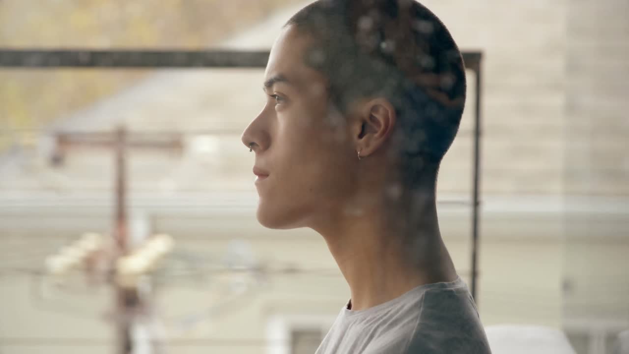 hombre de pie en casa 4k