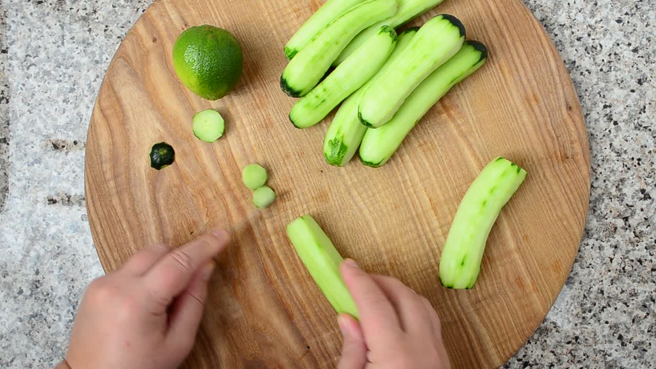 Corte de um pepino para o liquidificador. Filmagem na cozinha.