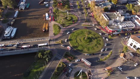 Vista-Aérea-Que-Muestra-El-Movimiento-Dinámico-Del-Tráfico-Que-Cruza-La-Rotonda-En-Tigre,-Buenos-Aires