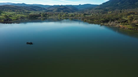 hermosa vista aérea del lago emigrante en el sur de oregon