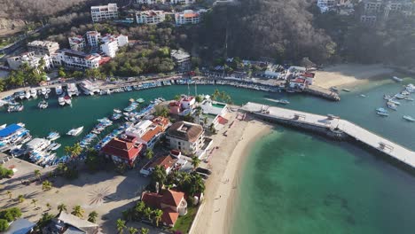 Observing-Santa-Cruz-Bay-from-the-air-in-Huatulco,-Oaxaca,-Mexico