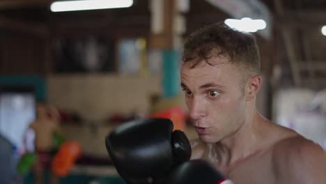hombre entrenando en un gimnasio de boxeo