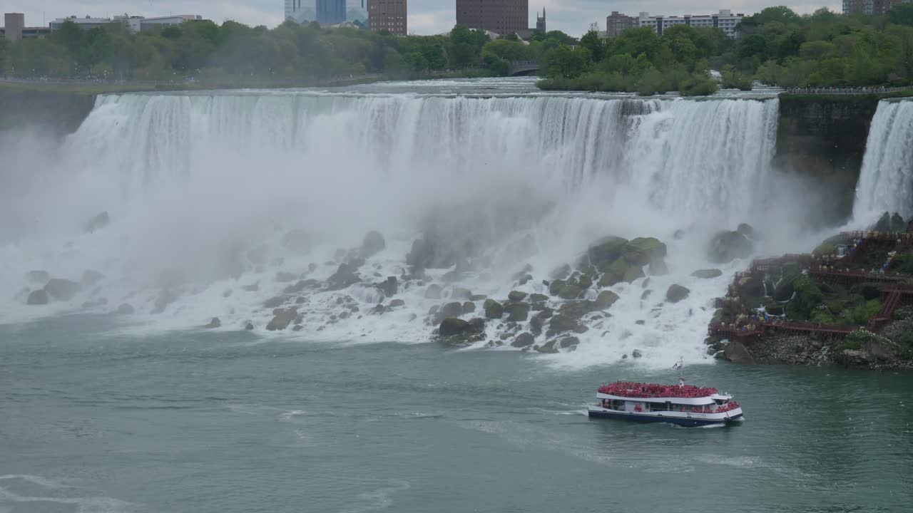 미국 니아가라 폭포를 캐나다 쪽에서 보트로 볼 수 있습니다.