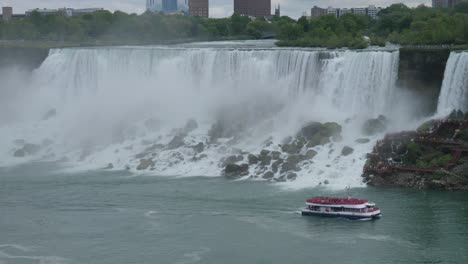ver las cataratas americanas de niágara desde el lado canadiense en barco
