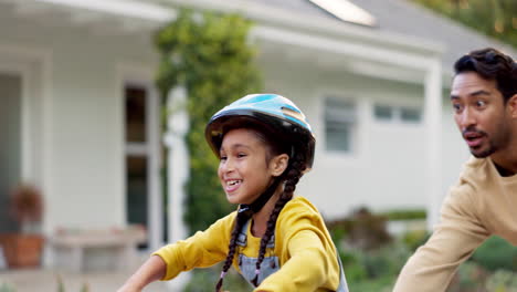 Bicicleta,-Niño-Aprendiendo-Y-Padre-En-Un-Jardín