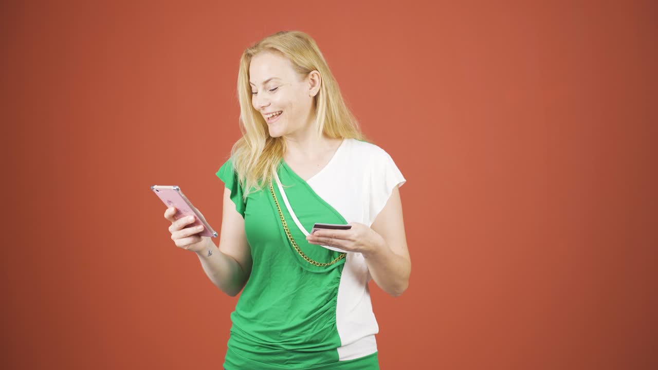 신용카드로 쇼핑하는 여자.