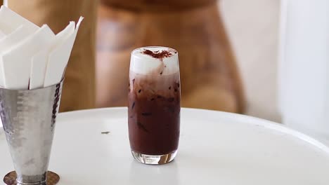 poner las bebidas en la mesa a intervalos regulares