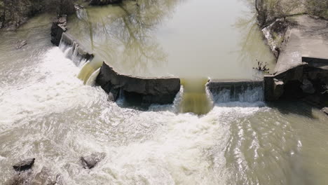 Zeitlupenaufnahme-Eines-Kleinen-Betondamms-An-Der-Pumpstation-West-Fork-White-River