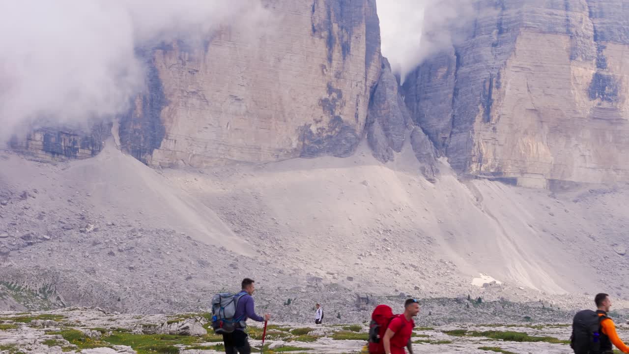 산길 에 있는 산책자 들