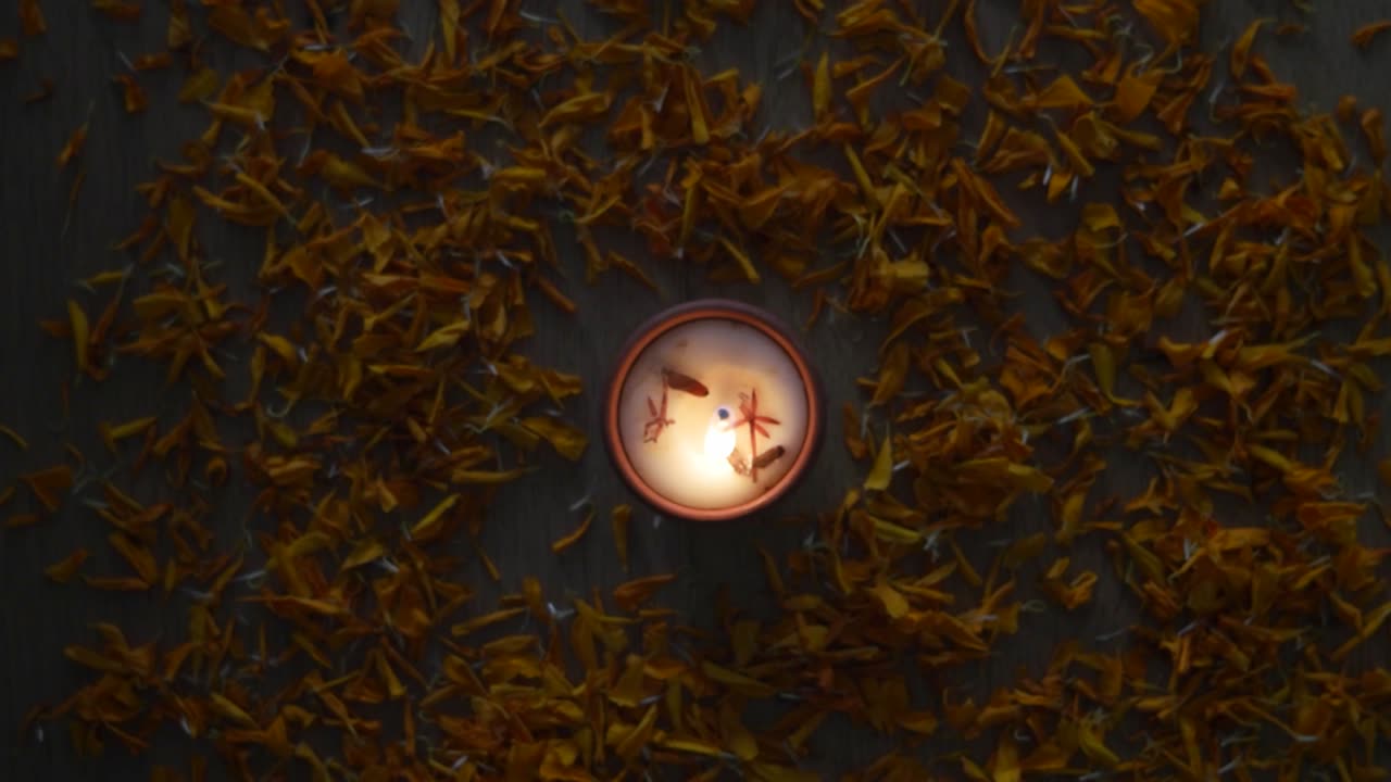 Mano umana che usa un fiammifero per accendere una Diya, usata per varie celebrazioni festive indù come la festa delle luci - Diwali, e anche per altre come Dussehra o per preghiere a casa o in un tempio