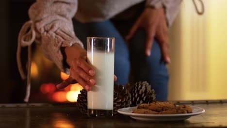 mujer en casa en tiempo de navidad