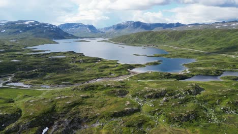 lago stavatn y haukelivegen en noruega, vestland, vestfold y telemark - desde el aire