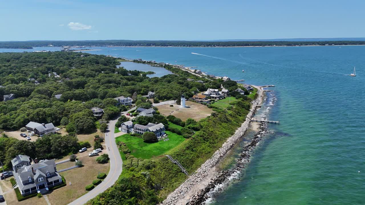 Zona residenziale costiera dell'isola di Martha's Vineyard con il faro di East Chop e la costa rocciosa visti dall'alto, Massachusetts, USA