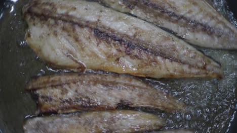 pescado frito en sartén
