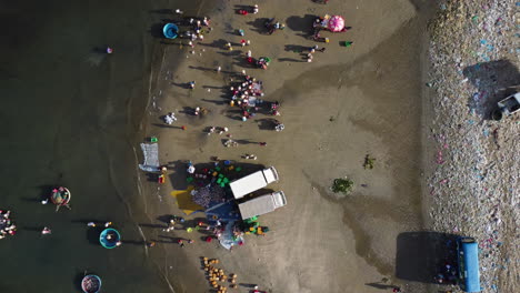 vista aérea mirando directamente a la gente pescando en la playa de mui ne en vietnam
