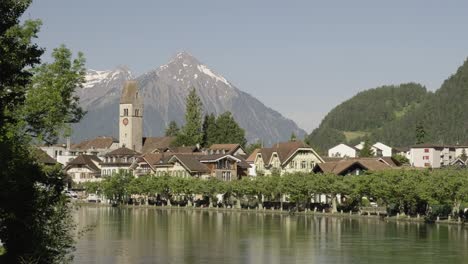 Altes-Dorf,-Umgeben-Von-Fluss-Und-Bergen