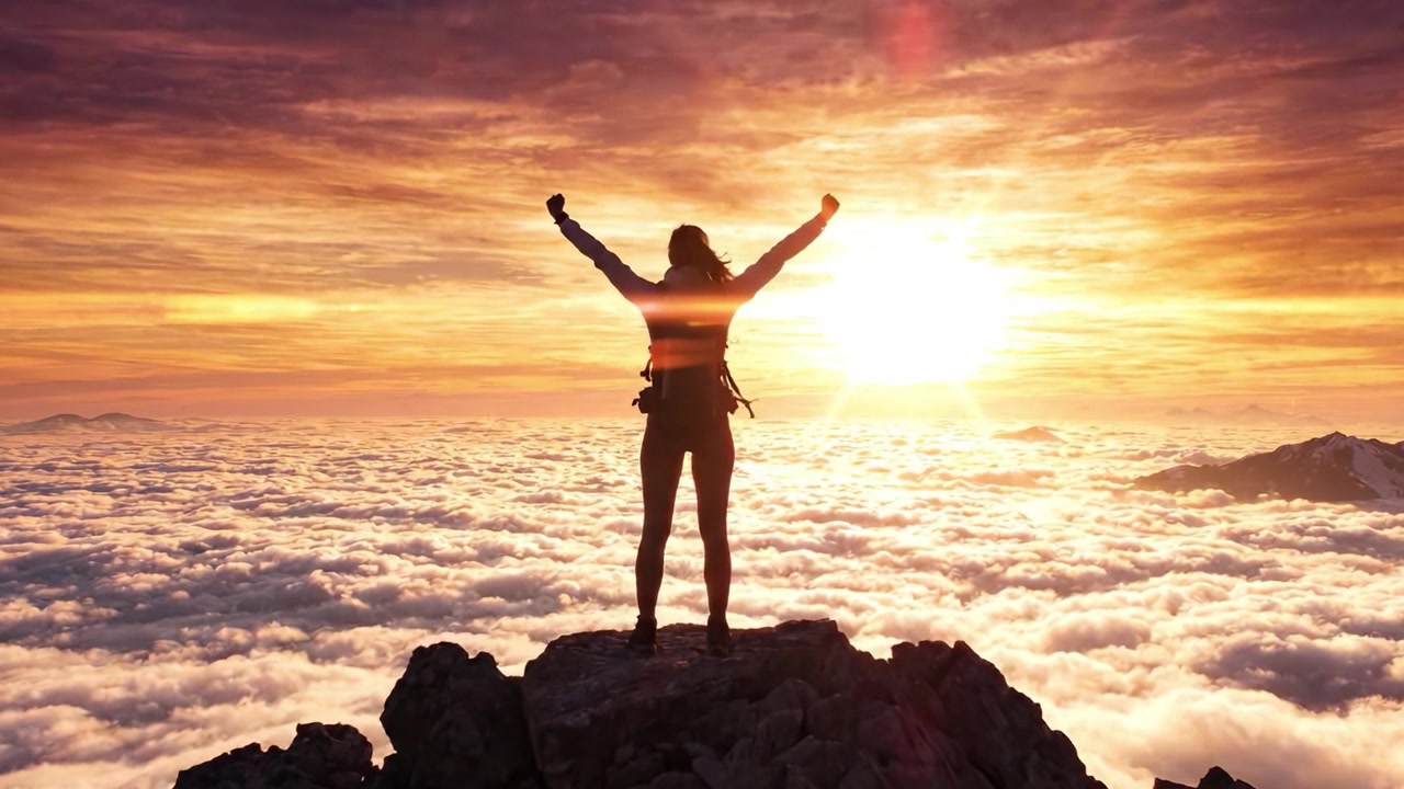 Un'alba maestosa sopra le nuvole: Una figura che riflette sul successo e sulla bellezza della natura dalla cima di una montagna, stagliata contro un cielo vibrante.