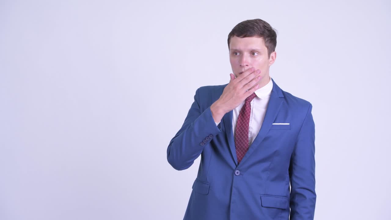 슈트 입은 잘생긴 젊은 사업가