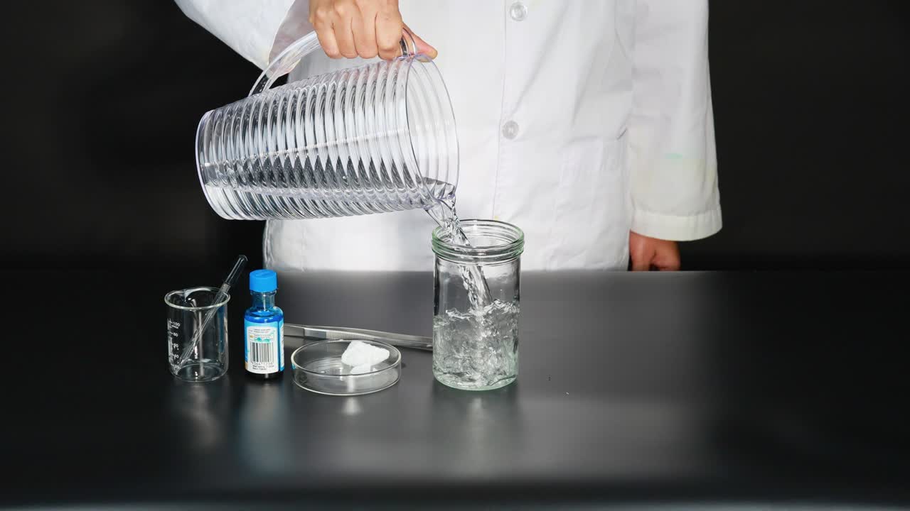 el científico demuestra la reacción química con hielo seco