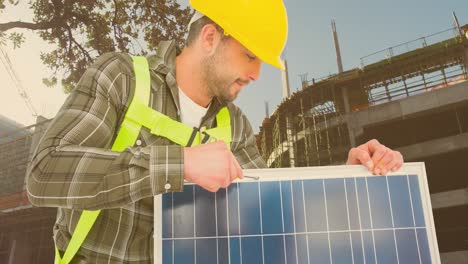 animación de un trabajador caucásico con sombrero amarillo con panel solar en el sitio de construcción