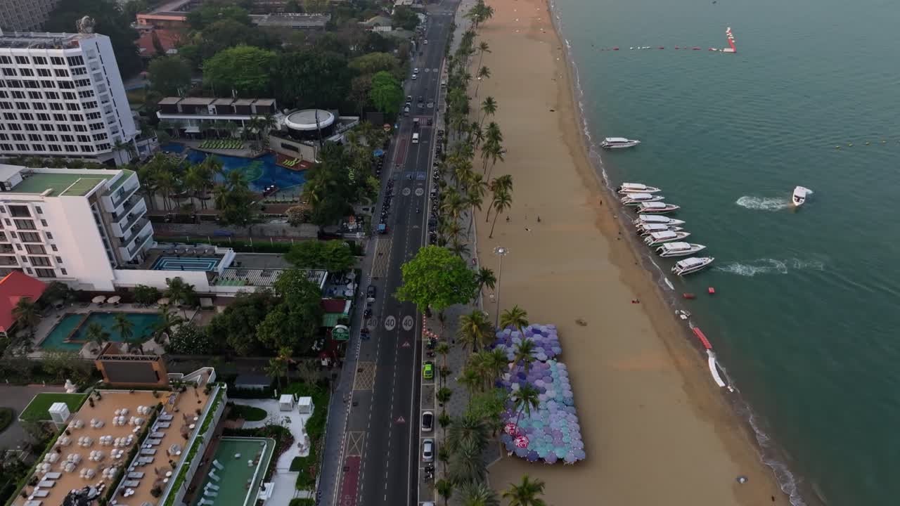 Pattaya strandresorter skinner under gylden morgenhimmel, Thailand