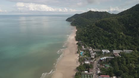 Toma-Aérea-Ascendente-Del-Pueblo-De-La-Isla-Tropical-Con-Resorts,-Jungla-Y-Playa-En-Koh-Chang