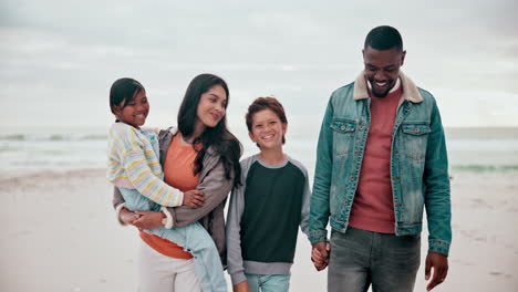 Familie,-Gesicht-Und-Glücklich-Am-Strand-Beim-Spazierengehen