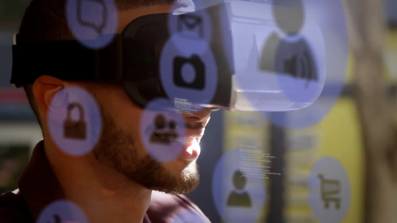animación de iconos de medios de comunicación y datos sobre empresario casual biracial en auriculares vr