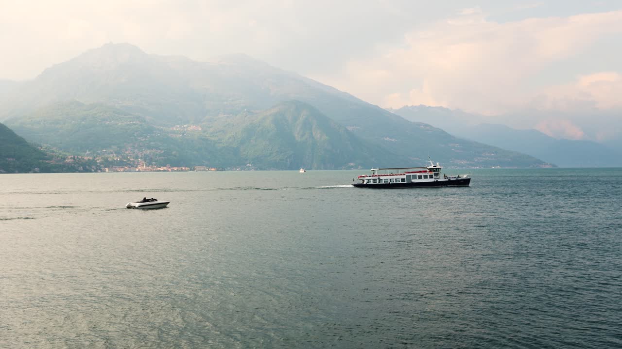 ferry con pasajeros turísticos que viajan por el agua del lago de como, italia