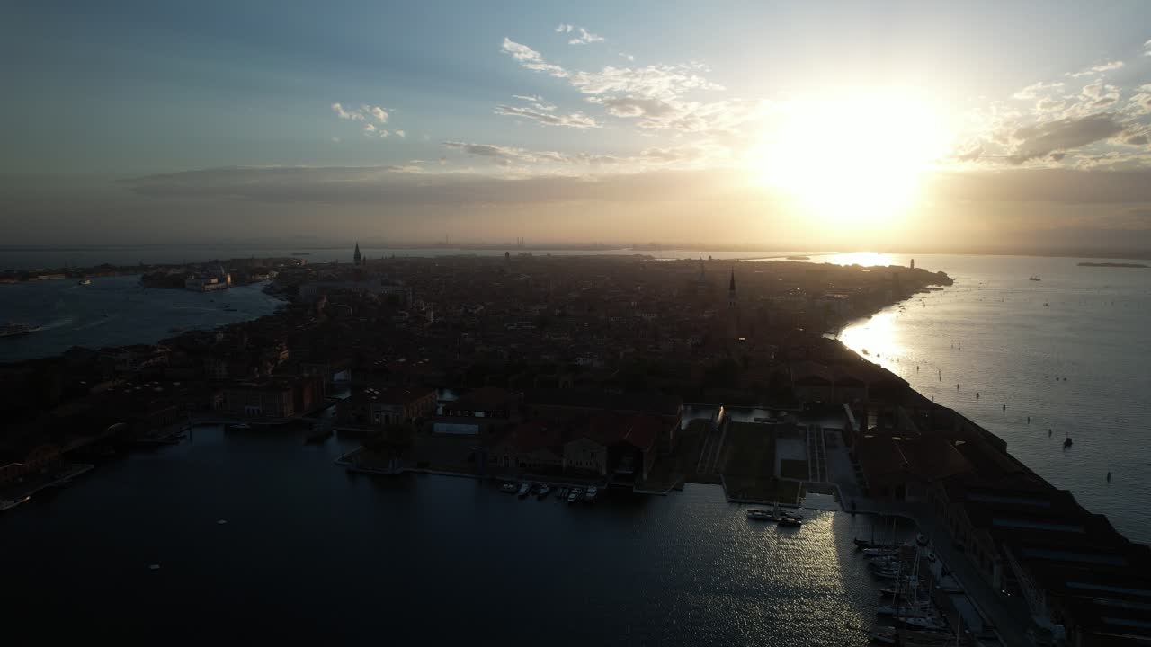 Soluppgång i Venedig, Italien, flygdrönare ovanför Kanalernas stad, ösilhuett vid kusten, panoramisk vidöppen himmelhorisont, europeiska resor och turism