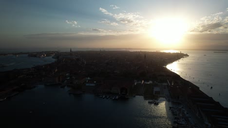 Amanecer-En-Venecia-Italia,-Dron-Aéreo-Sobre-La-Ciudad-De-Los-Canales,-Silueta-De-La-Isla-En-El-Mar-Costero,-Horizonte-Panorámico-De-Cielo-Abierto,-Viajes-Y-Turismo-Europeos