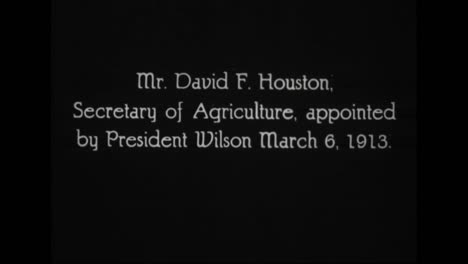 se perfilan funcionarios prominentes en la administración del presidente woodrow wilson de 19171921, incluido el secretario de guerra newton baker 3