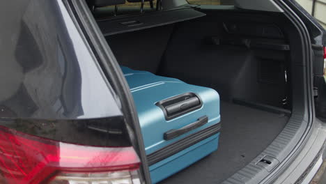 man get all the travel bags in the trunk of his car