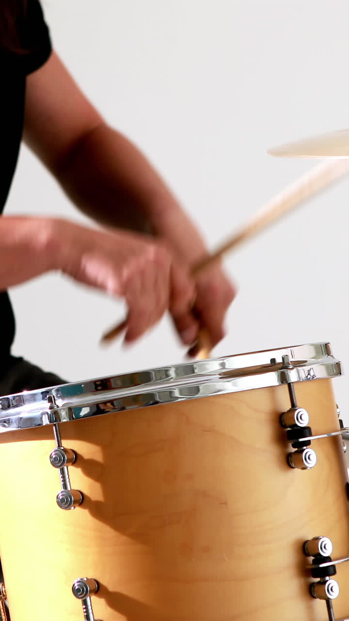 baterista tocando su batería