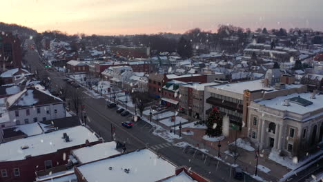 Christmas-Tree-in-town-in-USA