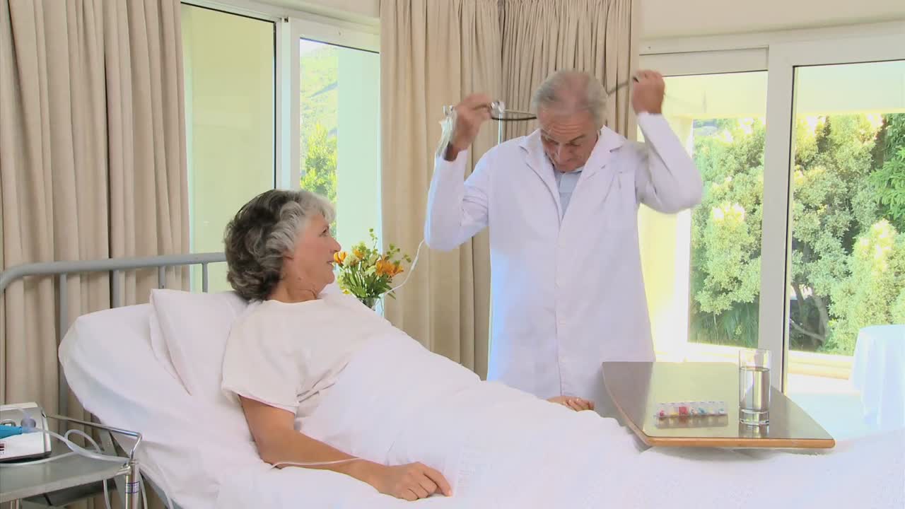 의사 가 환자 의 혈압 을 검사 하는 것